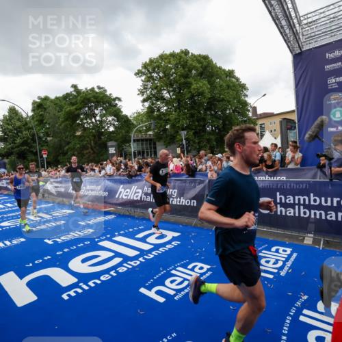 29.06.2025 - hella hamburg halbmarathon Zöllner http://msf.ph/oto/8417330 29.06.2025 10:50:59 Ziel 1466, 2207, 3654, 3947, 4839, 5018, 7052, 7369, 8205, 8572, 10215, 11551, 12778, 13687, 15362, 15395, 15643, 16285, 18350 meine-sportfotos.de