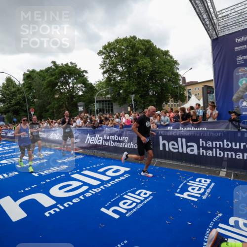29.06.2025 - hella hamburg halbmarathon Zöllner http://msf.ph/oto/8417335 29.06.2025 10:50:59 Ziel 1466, 2207, 3654, 3947, 4839, 5018, 7052, 7369, 8205, 8572, 10215, 11551, 12778, 13687, 15362, 15395, 15643, 16285, 18350 meine-sportfotos.de