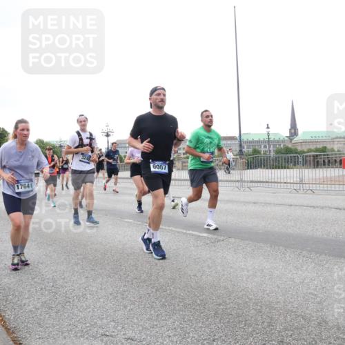 29.06.2025 - hella hamburg halbmarathon Lena Gebhardt http://msf.ph/oto/8417343 29.06.2025 10:51:57 Lombardsbrücke 18780, 1126, 17641, 3240, 6007, 1418, 1978, 1997, 2308, 2593, 2736, 2778, 3038, 3240, 3991, 4087, 4273, 4436, 4598, 4606, 4748, 4808, 5062, 5291, 5534, 5716, 5717, 6007, 6091, 6403, 6404, 6406, 6456, 6604, 6885, 6945, 6947, 6954, 6985, 7682, 7841, 7871, 7992, 8125, 8194, 8196, 8250, 8251, 8399, 8621, 9220, 9340, 9460, 9462, 9590, 9594, 9673, 9730, 10342, 10496, 10521, 10533, 10673, 10693, 10830, 11101, 11126, 11127, 11268, 11375, 11875, 12065 meine-sportfotos.de