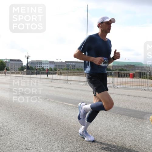 29.06.2025 - hella hamburg halbmarathon Lena Gebhardt http://msf.ph/oto/8417349 29.06.2025 09:41:10 Lombardsbrücke 963, 7834, 7963, 10234, 11624, 11829, 14360, 14766, 15526, 17771, 17886 meine-sportfotos.de
