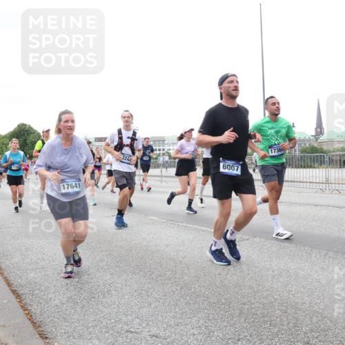 29.06.2025 - hella hamburg halbmarathon Lena Gebhardt http://msf.ph/oto/8417361 29.06.2025 10:51:58 Lombardsbrücke 18780, 1126, 17641, 324, 6007, 17364, 1418, 1978, 1997, 2308, 2593, 2736, 2778, 3038, 3240, 3991, 4087, 4273, 4436, 4598, 4606, 4748, 4808, 5062, 5262, 5291, 5534, 5716, 5717, 6007, 6403, 6404, 6406, 6456, 6604, 6885, 6945, 6947, 6954, 6985, 7682, 7691, 7841, 7992, 8125, 8194, 8196, 8250, 8251, 8399, 8621, 9220, 9340, 9460, 9462, 9590, 9594, 9673, 9730, 10342, 10496, 10521, 10533, 10673, 10693, 10830, 11101, 11126, 11127, 11375, 11875, 12065 meine-sportfotos.de