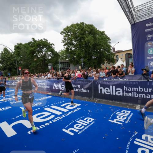 29.06.2025 - hella hamburg halbmarathon Zöllner http://msf.ph/oto/8417369 29.06.2025 10:51:01 Ziel 1466, 1630, 2207, 3654, 7369, 8117, 8205, 8572, 10215, 11551, 12778, 13008, 13687, 14125, 15362, 15395, 15643, 16285, 17221, 18350 meine-sportfotos.de
