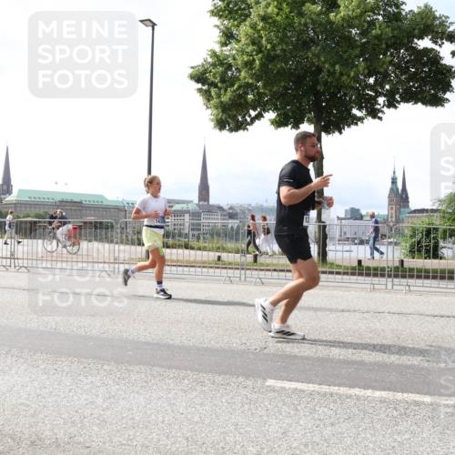29.06.2025 - hella hamburg halbmarathon Lena Gebhardt http://msf.ph/oto/8417370 29.06.2025 10:42:29 Lombardsbrücke 14328, 1039, 1150, 1360, 1624, 1656, 1752, 1929, 1957, 1994, 2069, 2134, 2145, 2401, 2523, 2538, 2580, 2940, 2941, 2974, 3276, 3326, 3568, 3605, 3874, 4092, 4329, 4334, 4353, 4735, 4736, 4778, 4885, 4891, 4892, 5403, 5417, 5419, 5671, 5810, 6120, 6136, 6764, 6828, 6837, 6917, 7040, 7260, 7357, 7513, 7557, 7666, 8014, 8459, 8525, 8526, 8529, 8712, 8816, 9008, 9223, 9370, 9980, 10027, 10454, 10532, 10697, 12441, 13241 meine-sportfotos.de