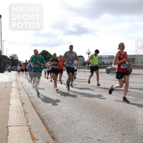 29.06.2025 - hella hamburg halbmarathon Lena Gebhardt http://msf.ph/oto/8417384 29.06.2025 09:51:09 Lombardsbrücke 12808, 653, 12153, 18274, 975, 1136, 1256, 1441, 1677, 1912, 1941, 1962, 2546, 2579, 3056, 3523, 3626, 3700, 3947, 4854, 4888, 4889, 4893, 5026, 5087, 5275, 5387, 5506, 5752, 5916, 6080, 6429, 6593, 6639, 6686, 6687, 6721, 6901, 7110, 7116, 7284, 7378, 7635, 7693, 7962, 8091, 8122, 8319, 8574, 8966, 9262, 9313, 9371, 9380, 9755, 9833, 9885, 10064, 10193, 10415, 10469, 10783, 11049, 11284, 11305, 11907, 12153, 14201 meine-sportfotos.de
