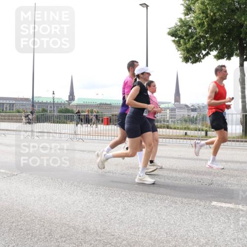29.06.2025 - hella hamburg halbmarathon Lena Gebhardt http://msf.ph/oto/8417390 29.06.2025 10:26:55 Lombardsbrücke 1530, 1793, 1973, 2045, 2306, 2643, 4358, 4507, 4509, 4844, 5494, 5495, 5707, 6625, 6637, 6905, 7069, 7234, 7314, 8056, 8079, 8281, 9186, 9349, 10077, 10465, 11110, 11270, 11740, 12071, 12126, 13264, 13462, 14020, 14021, 14930, 15027, 15108, 15807, 15878, 16479, 16788, 17049, 17300, 17445, 17675, 18074, 18087, 18516, 18962, 18976, 18978 meine-sportfotos.de