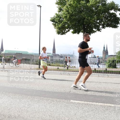 29.06.2025 - hella hamburg halbmarathon Lena Gebhardt http://msf.ph/oto/8417392 29.06.2025 10:42:29 Lombardsbrücke 1039, 1150, 1360, 1624, 1656, 1752, 1929, 1957, 1994, 2069, 2134, 2145, 2401, 2523, 2538, 2580, 2940, 2941, 2974, 3276, 3326, 3568, 3605, 3874, 4092, 4329, 4334, 4353, 4735, 4736, 4778, 4885, 4891, 4892, 5403, 5417, 5419, 5671, 5810, 6120, 6136, 6764, 6828, 6837, 6917, 7040, 7260, 7357, 7513, 7557, 7666, 8014, 8459, 8525, 8526, 8529, 8712, 8816, 9008, 9223, 9370, 9980, 10027, 10454, 10532, 10697, 12441, 13241 meine-sportfotos.de