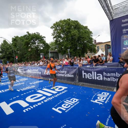 29.06.2025 - hella hamburg halbmarathon Zöllner http://msf.ph/oto/8417394 29.06.2025 10:51:02 Ziel 1630, 2207, 3654, 7369, 8117, 8572, 10215, 11551, 12778, 13008, 13687, 14125, 15362, 15643, 16285, 17221, 18066, 18350 meine-sportfotos.de