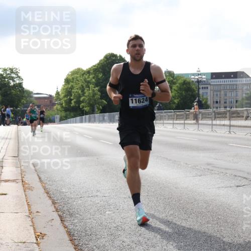 29.06.2025 - hella hamburg halbmarathon Lena Gebhardt http://msf.ph/oto/8417405 29.06.2025 09:41:12 Lombardsbrücke 11624, 7834, 7963, 9442, 10234, 11624, 11829, 14360, 14766, 15526, 17771, 17856, 17886 meine-sportfotos.de