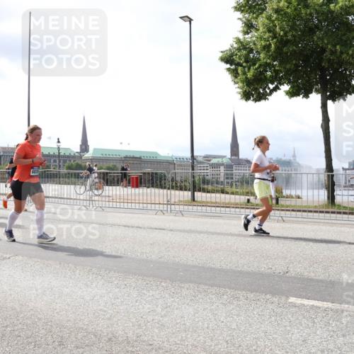 29.06.2025 - hella hamburg halbmarathon Lena Gebhardt http://msf.ph/oto/8417406 29.06.2025 10:42:29 Lombardsbrücke 115, 17316, 6828, 1039, 1150, 1360, 1624, 1656, 1752, 1929, 1957, 1994, 2069, 2134, 2145, 2401, 2523, 2538, 2580, 2940, 2941, 2974, 3276, 3326, 3568, 3605, 3874, 4092, 4329, 4334, 4353, 4735, 4736, 4778, 4885, 4891, 4892, 5403, 5417, 5419, 5671, 5810, 6120, 6136, 6764, 6828, 6837, 6917, 7040, 7260, 7357, 7513, 7557, 7666, 8014, 8459, 8525, 8526, 8529, 8712, 8816, 9008, 9223, 9370, 9980, 10027, 10454, 10532, 10697, 12441, 13241 meine-sportfotos.de
