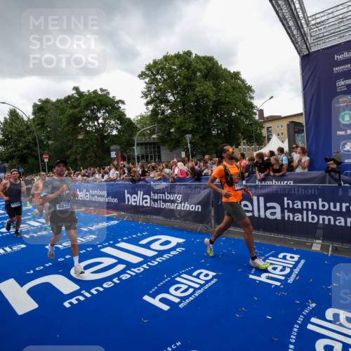 29.06.2025 - hella hamburg halbmarathon Zöllner http://msf.ph/oto/8417407 29.06.2025 10:51:02 Ziel 1630, 2207, 3654, 7369, 8117, 8572, 10215, 11551, 12778, 13008, 13687, 14125, 15362, 15643, 16285, 17221, 18066, 18350 meine-sportfotos.de