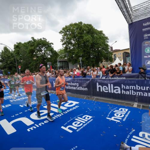 29.06.2025 - hella hamburg halbmarathon Zöllner http://msf.ph/oto/8417421 29.06.2025 10:51:04 Ziel 1630, 2207, 4077, 7369, 8117, 8261, 8572, 8704, 10215, 10508, 10603, 12778, 13008, 13687, 14125, 15362, 16285, 17221, 18066, 18350 meine-sportfotos.de