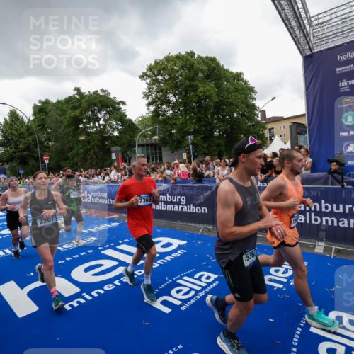 29.06.2025 - hella hamburg halbmarathon Zöllner http://msf.ph/oto/8417430 29.06.2025 10:51:04 Ziel 1630, 2207, 4077, 7369, 8117, 8261, 8572, 8704, 10215, 10508, 10603, 12778, 13008, 13687, 14125, 15362, 16285, 17221, 18066, 18350 meine-sportfotos.de