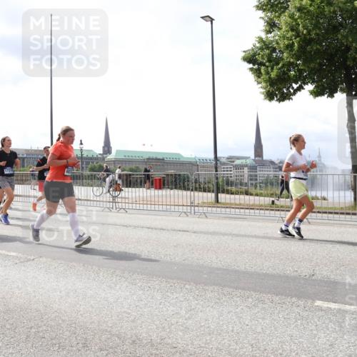 29.06.2025 - hella hamburg halbmarathon Lena Gebhardt http://msf.ph/oto/8417433 29.06.2025 10:42:29 Lombardsbrücke 11463, 17316, 1039, 1150, 1360, 1624, 1656, 1752, 1929, 1957, 1994, 2069, 2134, 2145, 2401, 2523, 2538, 2580, 2940, 2941, 2974, 3276, 3326, 3568, 3605, 3874, 4092, 4329, 4334, 4353, 4735, 4736, 4778, 4885, 4891, 4892, 5403, 5417, 5419, 5671, 5810, 6120, 6136, 6764, 6828, 6837, 6917, 7040, 7260, 7357, 7513, 7557, 7666, 8014, 8459, 8525, 8526, 8529, 8712, 8816, 9008, 9223, 9370, 9980, 10027, 10454, 10532, 10697, 12441, 13241 meine-sportfotos.de
