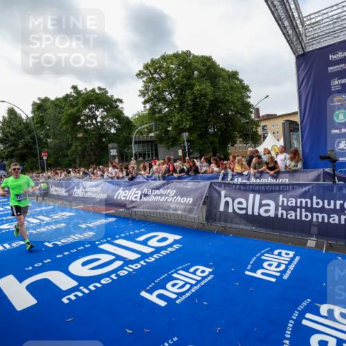 29.06.2025 - hella hamburg halbmarathon Zöllner http://msf.ph/oto/8417457 29.06.2025 10:28:51 Ziel 2604, 10486, 17428, 18763 meine-sportfotos.de