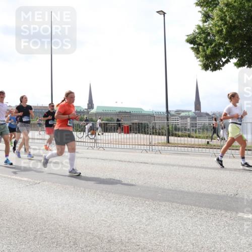 29.06.2025 - hella hamburg halbmarathon Lena Gebhardt http://msf.ph/oto/8417458 29.06.2025 10:42:29 Lombardsbrücke 11463, 1153, 17316, 1432, 1039, 1150, 1360, 1624, 1656, 1752, 1929, 1957, 1994, 2069, 2134, 2145, 2401, 2523, 2538, 2580, 2940, 2941, 2974, 3276, 3326, 3568, 3605, 3874, 4092, 4329, 4334, 4353, 4735, 4736, 4778, 4885, 4891, 4892, 5403, 5417, 5419, 5671, 5810, 6120, 6136, 6764, 6828, 6837, 6917, 7040, 7260, 7357, 7513, 7557, 7666, 8014, 8459, 8525, 8526, 8529, 8712, 8816, 9008, 9223, 9370, 9980, 10027, 10454, 10532, 10697, 12441, 13241 meine-sportfotos.de