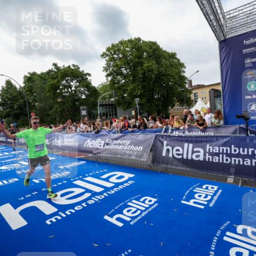 29.06.2025 - hella hamburg halbmarathon Zöllner http://msf.ph/oto/8417467 29.06.2025 10:28:52 Ziel 2604, 10486, 17428, 18763 meine-sportfotos.de