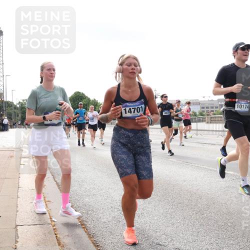 29.06.2025 - hella hamburg halbmarathon Lena Gebhardt http://msf.ph/oto/8417474 29.06.2025 10:17:57 Lombardsbrücke 15203, 5290, 14701, 10831, 10174, 1015, 1159, 1160, 1204, 1268, 1274, 1325, 1458, 1554, 1622, 1641, 1749, 1795, 1982, 2087, 2094, 2147, 2259, 2548, 2634, 2931, 3125, 3138, 3292, 3977, 4218, 4804, 5002, 5004, 5290, 5611, 5733, 6254, 6270, 6336, 6352, 6786, 7094, 7258, 7291, 7413, 7566, 7641, 7649, 7838, 7844, 7882, 7883, 8067, 8128, 8144, 8248, 8607, 8799, 9400, 9539, 9717, 9734, 9798, 9844, 9848, 9964, 10174, 10332, 10509, 10908, 12498 meine-sportfotos.de