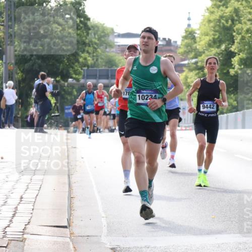 29.06.2025 - hella hamburg halbmarathon Lena Gebhardt http://msf.ph/oto/8417485 29.06.2025 09:41:16 Lombardsbrücke 178, 10234, 9442, 2459, 7834, 7963, 9442, 10234, 11624, 14360, 14766, 15526, 17771, 17856, 17886 meine-sportfotos.de