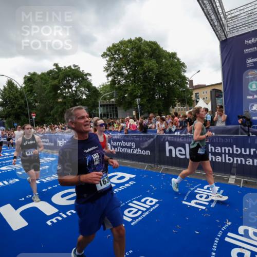 29.06.2025 - hella hamburg halbmarathon Zöllner http://msf.ph/oto/8417496 29.06.2025 10:51:09 Ziel 1366, 1630, 4077, 4816, 4967, 8117, 8261, 8508, 8704, 10508, 10603, 11733, 13008, 13073, 14125, 17221, 17384, 17823, 18066 meine-sportfotos.de