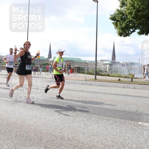 29.06.2025 - hella hamburg halbmarathon Lena Gebhardt http://msf.ph/oto/8417502 29.06.2025 10:05:22 Lombardsbrücke 1684, 916, 3578, 4220, 1126, 1863, 1936, 1981, 2288, 2298, 2424, 2624, 3071, 3413, 3578, 4014, 4220, 4782, 5073, 6059, 6907, 6908, 7302, 7826, 8089, 8999, 9007, 9019, 9075, 9165, 9559, 9680, 9736, 9737, 9738, 10343, 10694, 11595, 11784, 11873, 11958, 12557, 13221, 13242, 13327, 13717, 14203, 14465, 14642, 16092, 16134, 16478, 16546, 16579, 16847, 17112, 17707, 17731, 17818, 18189, 18616, 18617, 19034, 19248 meine-sportfotos.de