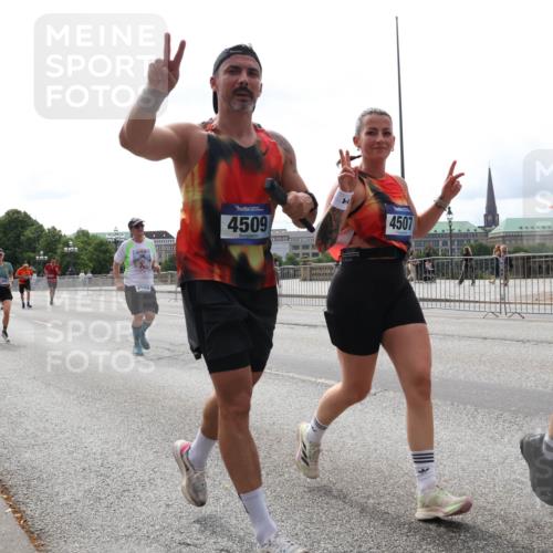29.06.2025 - hella hamburg halbmarathon Lena Gebhardt http://msf.ph/oto/8417505 29.06.2025 10:26:57 Lombardsbrücke 11740, 2643, 4509, 18, 4507, 1530, 1793, 1973, 2045, 2306, 2643, 4358, 4507, 4509, 5494, 5495, 5707, 6259, 6625, 6637, 7069, 7234, 7314, 8056, 8079, 8281, 9186, 9349, 10077, 10465, 11110, 11270, 11740, 12071, 12126, 13462, 14020, 14021, 15027, 15108, 15641, 15807, 15878, 16479, 16788, 17049, 17300, 17445, 17675, 18074, 18087, 18516, 18962, 18976, 18978 meine-sportfotos.de
