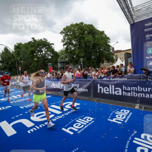 29.06.2025 - hella hamburg halbmarathon Zöllner http://msf.ph/oto/8417514 29.06.2025 10:51:11 Ziel 1366, 4077, 4816, 4967, 6027, 8261, 8508, 8704, 10508, 10603, 10868, 11733, 13073, 15480, 17384, 17530, 17823, 18066 meine-sportfotos.de