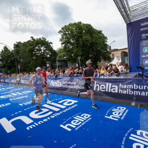 29.06.2025 - hella hamburg halbmarathon Zöllner http://msf.ph/oto/8417516 29.06.2025 10:28:55 Ziel 1827, 2604, 10486, 18763 meine-sportfotos.de