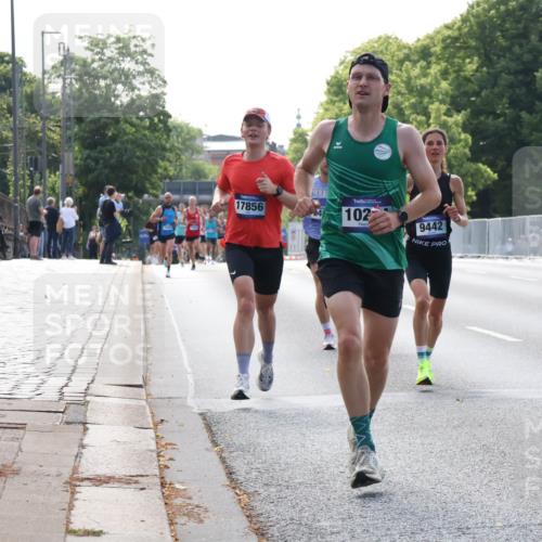 29.06.2025 - hella hamburg halbmarathon Lena Gebhardt http://msf.ph/oto/8417523 29.06.2025 09:41:18 Lombardsbrücke 17856, 102, 9442, 2459, 7834, 7963, 9442, 10234, 11624, 14360, 14766, 15526, 17771, 17856, 17886 meine-sportfotos.de