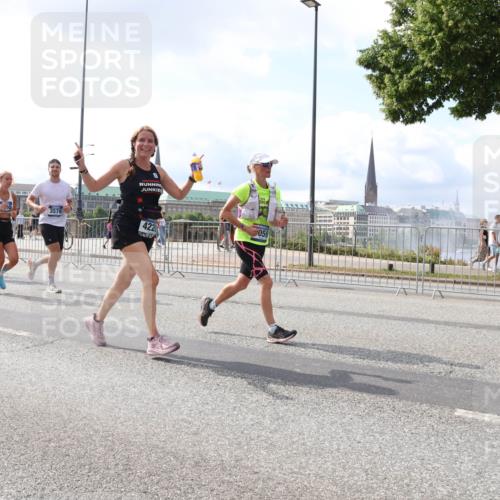 29.06.2025 - hella hamburg halbmarathon Lena Gebhardt http://msf.ph/oto/8417527 29.06.2025 10:05:23 Lombardsbrücke 9075, 422, 059, 1126, 1863, 1936, 1981, 2288, 2298, 2424, 2624, 3071, 3413, 3461, 3578, 4014, 4220, 4782, 5073, 6059, 6907, 6908, 7302, 7826, 8089, 8999, 9007, 9019, 9075, 9165, 9559, 9680, 9736, 9737, 9738, 10343, 10694, 11595, 11784, 11873, 11958, 12557, 13221, 13242, 13327, 13717, 14203, 14465, 14642, 16092, 16134, 16478, 16546, 16579, 16847, 17112, 17707, 17731, 17818, 18189, 18616, 18617, 19034, 19248 meine-sportfotos.de