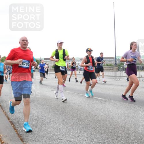 29.06.2025 - hella hamburg halbmarathon Lena Gebhardt http://msf.ph/oto/8417535 29.06.2025 10:52:00 Lombardsbrücke 1101, 9590, 8780, 7871, 594, 1418, 1978, 2593, 2736, 2778, 3038, 3240, 3991, 4087, 4273, 4436, 4598, 4606, 4748, 5062, 5262, 5291, 5534, 5716, 5717, 6007, 6386, 6403, 6404, 6406, 6456, 6604, 6885, 6945, 6947, 6954, 6985, 7682, 7690, 7691, 7841, 8125, 8194, 8196, 8250, 8251, 8399, 8621, 9220, 9340, 9368, 9460, 9462, 9590, 9594, 9673, 9730, 10342, 10496, 10521, 10533, 10673, 10693, 10830, 11101, 11126, 11127, 11375, 11875, 11899, 11974, 12065 meine-sportfotos.de