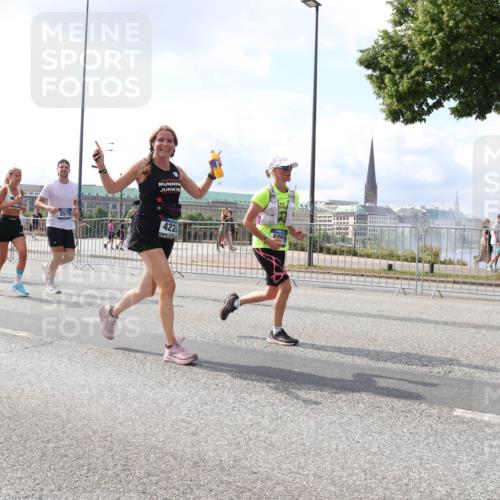 29.06.2025 - hella hamburg halbmarathon Lena Gebhardt http://msf.ph/oto/8417549 29.06.2025 10:05:23 Lombardsbrücke 9075, 3578, 422, 1126, 1863, 1936, 1981, 2288, 2298, 2424, 2624, 3071, 3413, 3461, 3578, 4014, 4220, 4782, 5073, 6059, 6907, 6908, 7302, 7826, 8089, 8999, 9007, 9019, 9075, 9165, 9559, 9680, 9736, 9737, 9738, 10343, 10694, 11595, 11784, 11873, 11958, 12557, 13221, 13242, 13327, 13717, 14203, 14465, 14642, 16092, 16134, 16478, 16546, 16579, 16847, 17112, 17707, 17731, 17818, 18189, 18616, 18617, 19034, 19248 meine-sportfotos.de