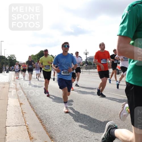 29.06.2025 - hella hamburg halbmarathon Lena Gebhardt http://msf.ph/oto/8417553 29.06.2025 09:51:11 Lombardsbrücke 16761, 15654, 4854, 13525, 6721, 262, 6901, 120, 1136, 1256, 1441, 1677, 1912, 1941, 1962, 2546, 2579, 2972, 3056, 3523, 3626, 3700, 3947, 4854, 4888, 4889, 4893, 4999, 5026, 5087, 5275, 5387, 5506, 5752, 5916, 6080, 6429, 6593, 6639, 6686, 6687, 6721, 6901, 7110, 7116, 7284, 7378, 7635, 7693, 7962, 8091, 8122, 8319, 8574, 8966, 9262, 9313, 9371, 9380, 9755, 9833, 9885, 10193, 10415, 10469, 11049, 11284, 11305, 11907, 11959, 12153, 14201 meine-sportfotos.de