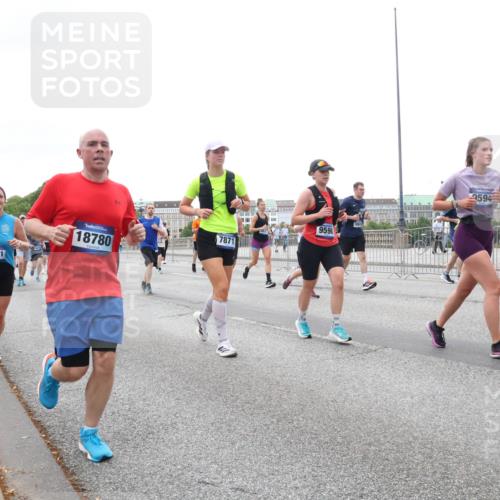 29.06.2025 - hella hamburg halbmarathon Lena Gebhardt http://msf.ph/oto/8417554 29.06.2025 10:52:00 Lombardsbrücke 18780, 11101, 7871, 9590, 9594, 1418, 1978, 2593, 2736, 2778, 3038, 3240, 3991, 4087, 4273, 4436, 4598, 4606, 4748, 5062, 5262, 5291, 5534, 5716, 5717, 6007, 6386, 6403, 6404, 6406, 6456, 6604, 6885, 6945, 6947, 6954, 6985, 7682, 7690, 7691, 7841, 8125, 8194, 8196, 8250, 8251, 8399, 8621, 9220, 9340, 9368, 9460, 9462, 9590, 9594, 9673, 9730, 10342, 10496, 10521, 10533, 10673, 10693, 10830, 11101, 11126, 11127, 11375, 11875, 11899, 11974, 12065 meine-sportfotos.de