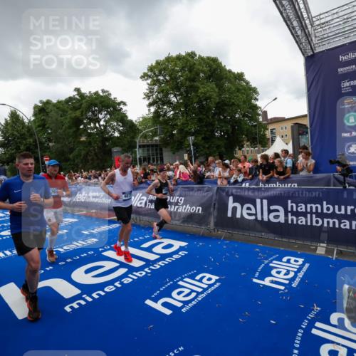 29.06.2025 - hella hamburg halbmarathon Zöllner http://msf.ph/oto/8417555 29.06.2025 10:51:12 Ziel 1366, 4077, 4404, 4816, 4967, 5600, 6027, 8261, 8508, 8704, 10508, 10603, 10868, 11733, 13073, 15480, 17384, 17530, 17823 meine-sportfotos.de