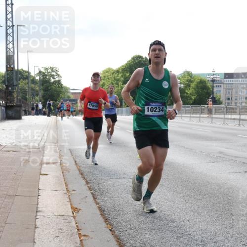 29.06.2025 - hella hamburg halbmarathon Lena Gebhardt http://msf.ph/oto/8417561 29.06.2025 09:41:19 Lombardsbrücke 17856, 10234, 2459, 7834, 7963, 9442, 10234, 11624, 14360, 14766, 15526, 16484, 17856, 17886 meine-sportfotos.de