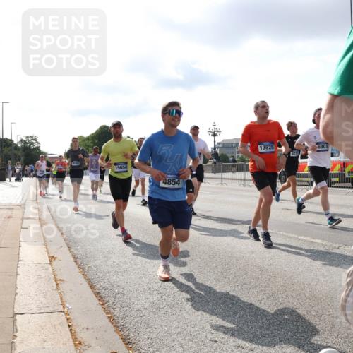 29.06.2025 - hella hamburg halbmarathon Lena Gebhardt http://msf.ph/oto/8417571 29.06.2025 09:51:11 Lombardsbrücke 16761, 15654, 4854, 13525, 6721, 6901, 1136, 1256, 1441, 1677, 1912, 1941, 1962, 2546, 2579, 2972, 3056, 3523, 3626, 3700, 3947, 4854, 4888, 4889, 4893, 4999, 5026, 5087, 5275, 5387, 5506, 5752, 5916, 6080, 6429, 6593, 6639, 6686, 6687, 6721, 6901, 7110, 7116, 7284, 7378, 7635, 7693, 7962, 8091, 8122, 8319, 8574, 8966, 9262, 9313, 9371, 9380, 9755, 9833, 9885, 10193, 10415, 10469, 11049, 11284, 11305, 11907, 11959, 12153, 14201 meine-sportfotos.de