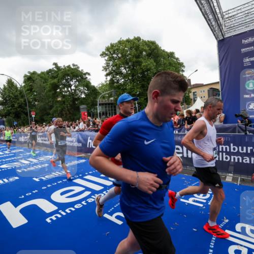 29.06.2025 - hella hamburg halbmarathon Zöllner http://msf.ph/oto/8417573 29.06.2025 10:51:13 Ziel 1366, 4077, 4404, 4816, 4967, 5600, 6027, 8261, 8508, 10508, 10868, 11625, 11733, 13073, 15480, 17384, 17530, 17823 meine-sportfotos.de