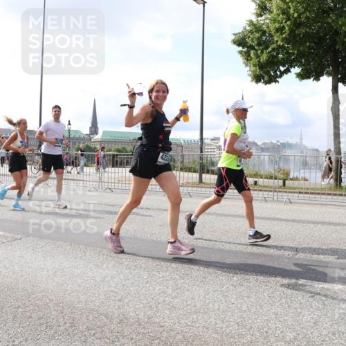 29.06.2025 - hella hamburg halbmarathon Lena Gebhardt http://msf.ph/oto/8417575 29.06.2025 10:05:23 Lombardsbrücke 9075, 16847, 422, 1126, 1863, 1936, 1981, 2288, 2298, 2424, 2624, 3071, 3413, 3461, 3578, 4014, 4220, 4782, 5073, 6059, 6907, 6908, 7302, 7826, 8089, 8999, 9007, 9019, 9075, 9165, 9559, 9680, 9736, 9737, 9738, 10343, 10694, 11595, 11784, 11873, 11958, 12557, 13221, 13242, 13327, 13717, 14203, 14465, 14642, 16092, 16134, 16478, 16546, 16579, 16847, 17112, 17707, 17731, 17818, 18189, 18616, 18617, 19034, 19248 meine-sportfotos.de