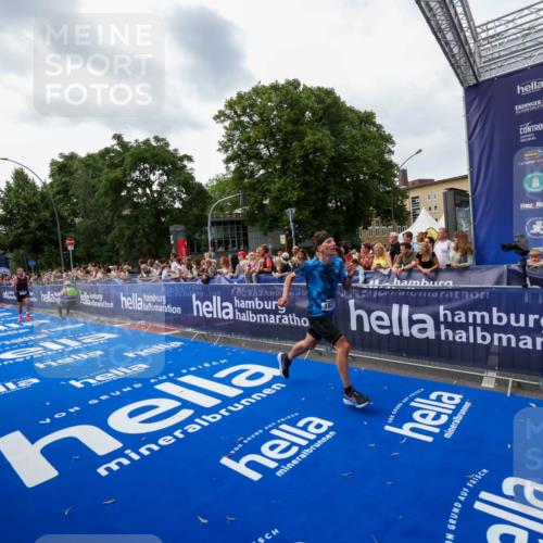 29.06.2025 - hella hamburg halbmarathon Zöllner http://msf.ph/oto/8417576 29.06.2025 10:29:03 Ziel 1827, 10351, 18874, 19142 meine-sportfotos.de