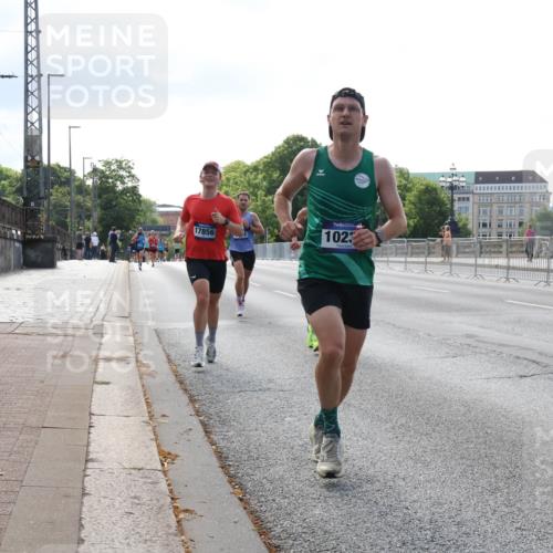 29.06.2025 - hella hamburg halbmarathon Lena Gebhardt http://msf.ph/oto/8417578 29.06.2025 09:41:19 Lombardsbrücke 17856, 1023, 2459, 7834, 7963, 9442, 10234, 11624, 14360, 14766, 15526, 16484, 17856, 17886 meine-sportfotos.de