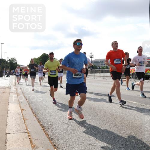 29.06.2025 - hella hamburg halbmarathon Lena Gebhardt http://msf.ph/oto/8417590 29.06.2025 09:51:11 Lombardsbrücke 16761, 15654, 4854, 13525, 19221, 901, 6721, 1136, 1256, 1441, 1677, 1912, 1941, 1962, 2546, 2579, 2972, 3056, 3523, 3626, 3700, 3947, 4854, 4888, 4889, 4893, 4999, 5026, 5087, 5275, 5387, 5506, 5752, 5916, 6080, 6429, 6593, 6639, 6686, 6687, 6721, 6901, 7110, 7116, 7284, 7378, 7635, 7693, 7962, 8091, 8122, 8319, 8574, 8966, 9262, 9313, 9371, 9380, 9755, 9833, 9885, 10193, 10415, 10469, 11049, 11284, 11305, 11907, 11959, 12153, 14201 meine-sportfotos.de