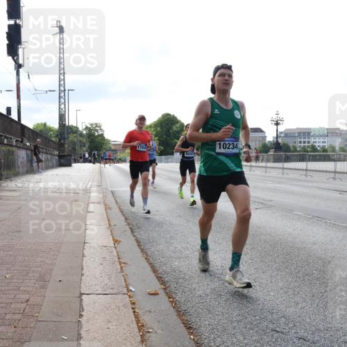 29.06.2025 - hella hamburg halbmarathon Lena Gebhardt http://msf.ph/oto/8417599 29.06.2025 09:41:20 Lombardsbrücke 17856, 9442, 10234, 2459, 7834, 7963, 9442, 10234, 11624, 14360, 14766, 15526, 16484, 17856, 17886 meine-sportfotos.de