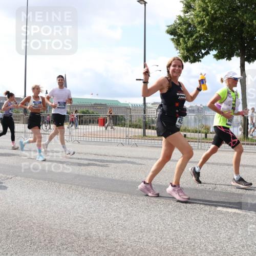 29.06.2025 - hella hamburg halbmarathon Lena Gebhardt http://msf.ph/oto/8417616 29.06.2025 10:05:23 Lombardsbrücke 912, 3578, 42, 1126, 1863, 1936, 1981, 2288, 2298, 2424, 2624, 3071, 3413, 3461, 3578, 4014, 4220, 4782, 5073, 6059, 6907, 6908, 7302, 7826, 8089, 8999, 9007, 9019, 9075, 9165, 9559, 9680, 9736, 9737, 9738, 10343, 10694, 11595, 11784, 11873, 11958, 12557, 13221, 13242, 13327, 13717, 14203, 14465, 14642, 16092, 16134, 16478, 16546, 16579, 16847, 17112, 17707, 17731, 17818, 18189, 18616, 18617, 19034, 19248 meine-sportfotos.de