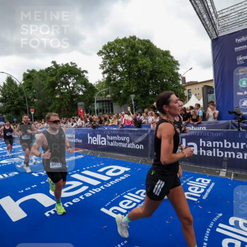 29.06.2025 - hella hamburg halbmarathon Zöllner http://msf.ph/oto/8417640 29.06.2025 10:51:18 Ziel 1461, 1817, 2636, 2718, 4404, 4814, 5600, 6027, 6657, 8316, 8930, 9476, 10480, 10667, 10868, 11512, 11625, 11733, 12016, 13073, 15480, 17530, 18019 meine-sportfotos.de
