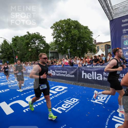 29.06.2025 - hella hamburg halbmarathon Zöllner http://msf.ph/oto/8417649 29.06.2025 10:51:18 Ziel 1461, 1817, 2636, 2718, 4404, 4814, 5600, 6027, 6657, 8316, 8930, 9476, 10480, 10667, 10868, 11512, 11625, 11733, 12016, 13073, 15480, 17530, 18019 meine-sportfotos.de