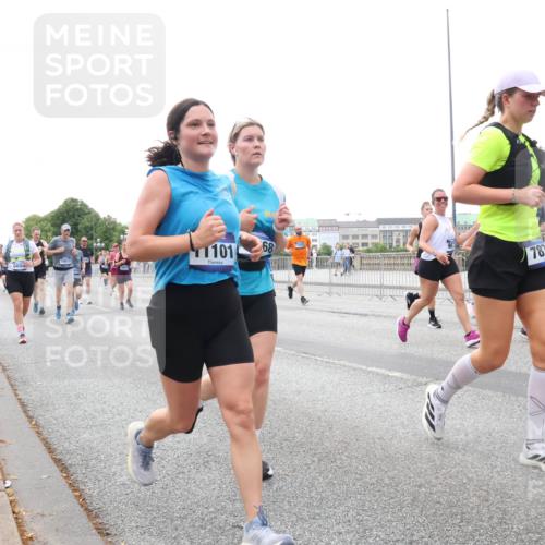 29.06.2025 - hella hamburg halbmarathon Lena Gebhardt http://msf.ph/oto/8417651 29.06.2025 10:52:01 Lombardsbrücke 6604, 10673, 101, 68, 17253, 787, 1418, 1978, 2593, 2736, 2778, 3038, 3240, 3991, 4087, 4273, 4436, 4598, 4606, 4748, 4815, 5062, 5262, 5291, 5534, 5716, 5717, 6007, 6386, 6403, 6404, 6406, 6456, 6604, 6885, 6947, 6954, 6985, 7682, 7690, 7691, 8125, 8194, 8196, 8250, 8251, 8399, 8621, 9220, 9340, 9368, 9460, 9462, 9590, 9594, 9673, 9730, 10342, 10496, 10521, 10533, 10634, 10673, 10693, 10830, 10884, 11101, 11126, 11127, 11375, 11736, 11875, 11899, 11974, 12065 meine-sportfotos.de