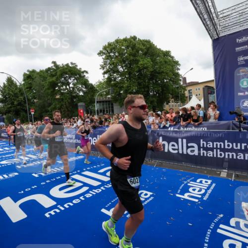 29.06.2025 - hella hamburg halbmarathon Zöllner http://msf.ph/oto/8417655 29.06.2025 10:51:18 Ziel 1461, 1817, 2636, 2718, 4404, 4814, 5600, 6027, 6657, 8316, 8930, 9476, 10480, 10667, 10868, 11512, 11625, 11733, 12016, 13073, 15480, 17530, 18019 meine-sportfotos.de