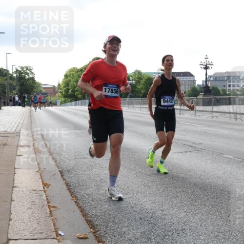 29.06.2025 - hella hamburg halbmarathon Lena Gebhardt http://msf.ph/oto/8417661 29.06.2025 09:41:21 Lombardsbrücke 17856, 9442, 2459, 7834, 7963, 9442, 10234, 11624, 14360, 14766, 15526, 16484, 17856, 17886 meine-sportfotos.de