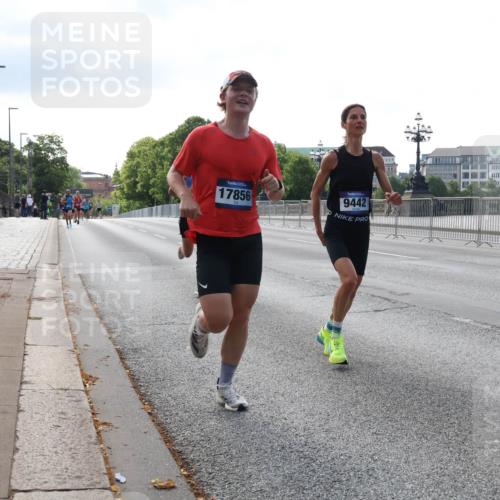 29.06.2025 - hella hamburg halbmarathon Lena Gebhardt http://msf.ph/oto/8417682 29.06.2025 09:41:21 Lombardsbrücke 17856, 9442, 2459, 7834, 7963, 9442, 10234, 11624, 14360, 14766, 15526, 16484, 17856, 17886 meine-sportfotos.de