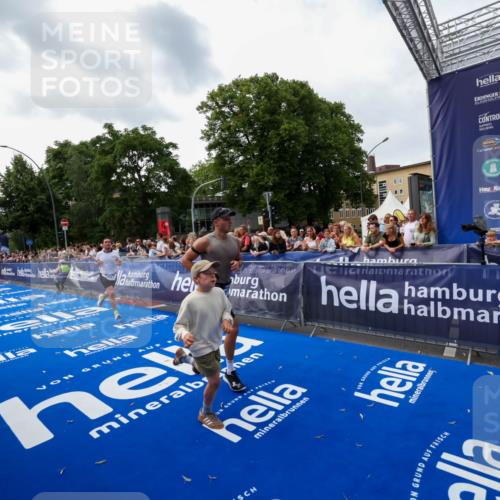 29.06.2025 - hella hamburg halbmarathon Zöllner http://msf.ph/oto/8417684 29.06.2025 10:29:09 Ziel 3043, 8473, 10171, 10351, 16157, 18874, 19194 meine-sportfotos.de